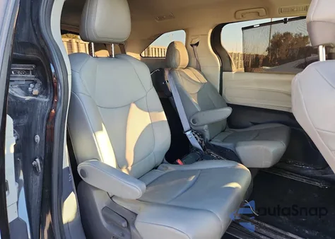 2021 Toyota Sienna Xle z USA, uszkodzony, nr VIN 5TDYRKEC3MS067069